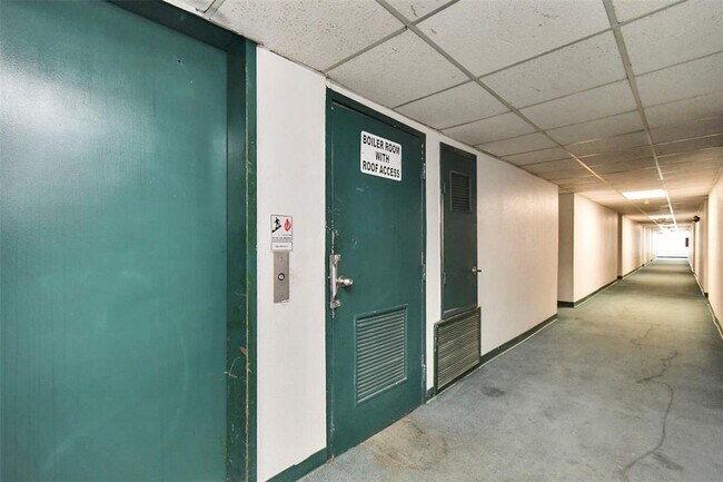 Building Photo - 2820 S Bartell Dr