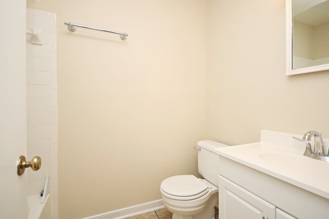 Building Photo - Pet Friendly Stonehenge Townhome With Base...