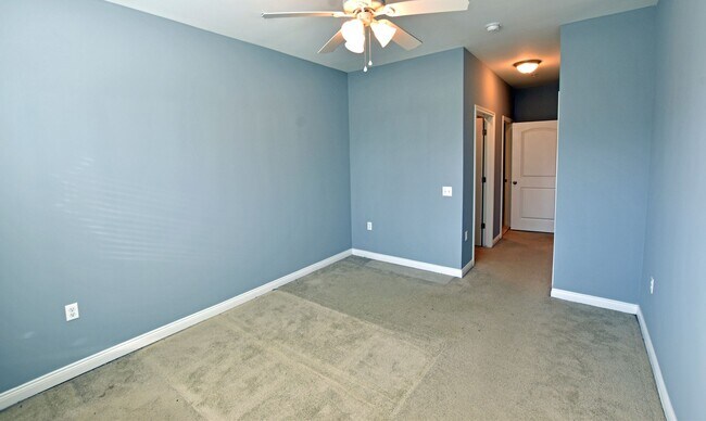 Building Photo - Shelby Township, 1st Floor Access!  2 Bedrooms, 2-Baths, att. Garage