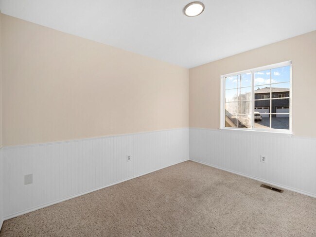 Building Photo - Spacious Home with Fenced Yard & Garage – ...