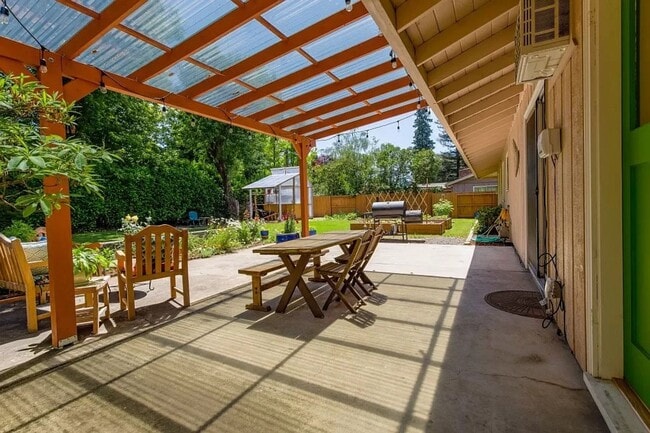 Building Photo - East Medford Ranch Home on large lot!  | Available Mid-July
