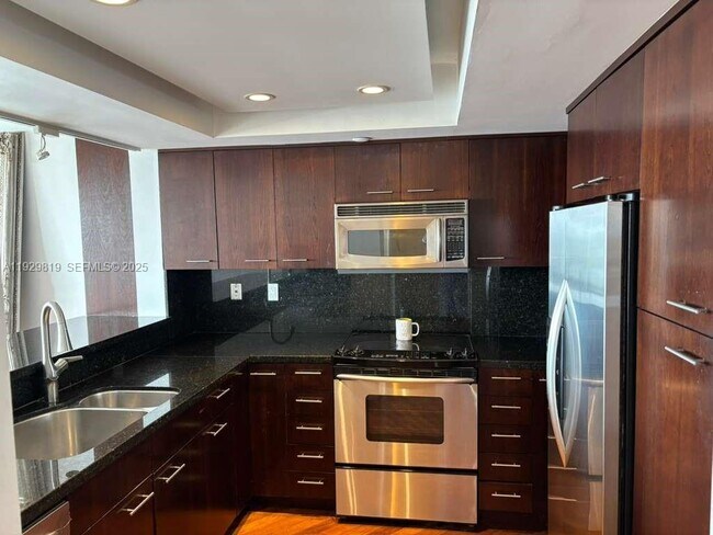 Building Photo - 400 South Pointe Dr