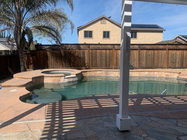 Building Photo - A SUPERB AND STUNNING 4 BEDROOM HOME IN TR...