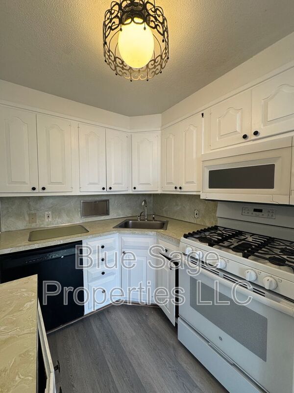 Building Photo - 228 W Wyncliffe Ave