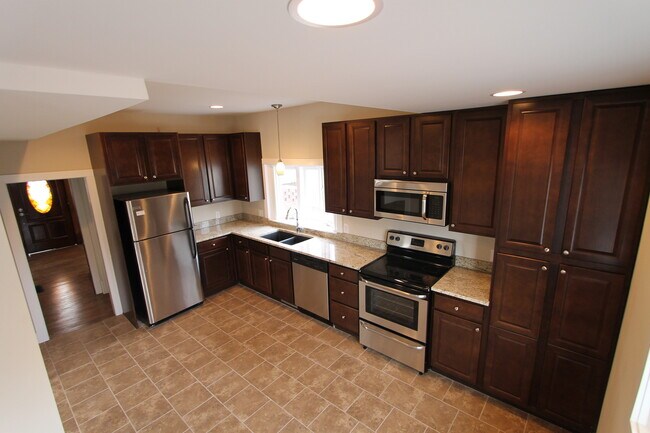 Building Photo - HUGE Historic Home with amazing fenced in yard and golf course views!