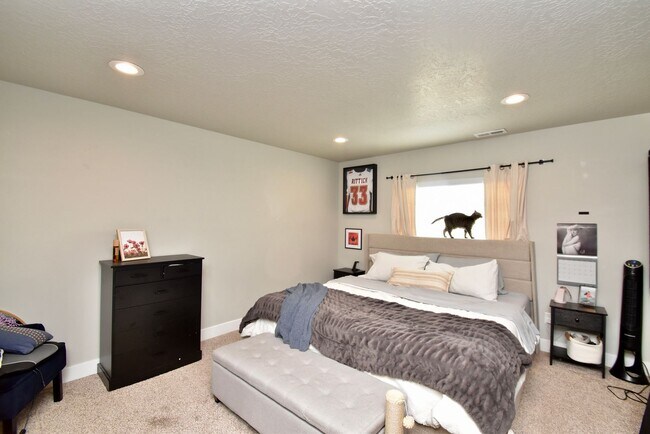 Building Photo - Spacious 5 Bed in Herriman Home in Prime Location!