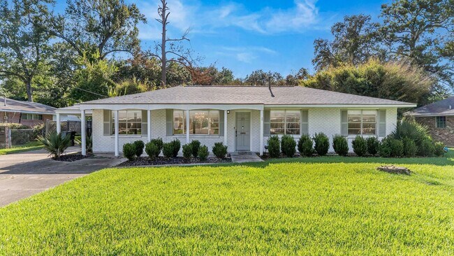 Building Photo - 3 Bedroom House in Mid-City
