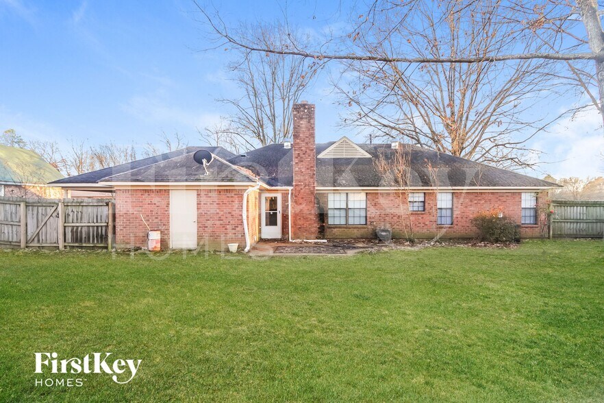 Building Photo - 3333 Summerhill Dr