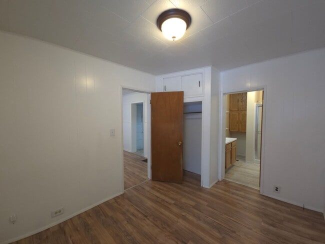 Building Photo - Nice house with a huge garage