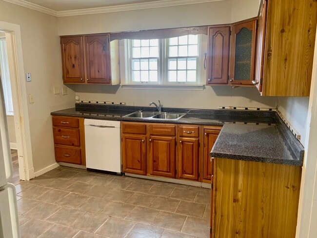 Building Photo - 4 Bedroom 2 Bath – FOR RENT!