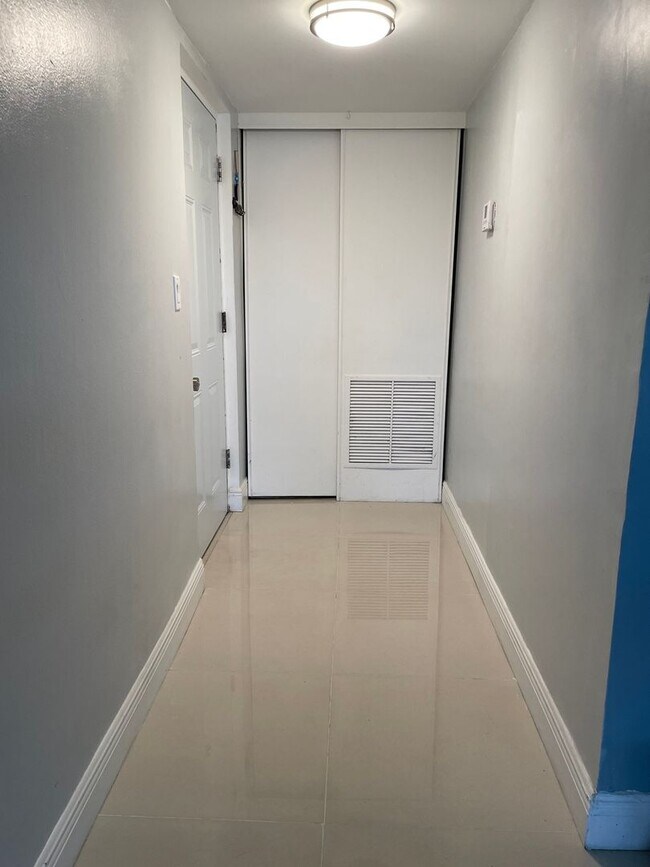 Building Photo - Charming Apartment in Fort Lauderdale