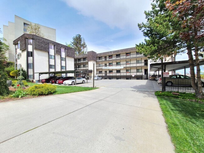 Building Photo - $1,650 - 2 Bed / 2 Bath Spacious Top Floor Condo (First Month Free!)