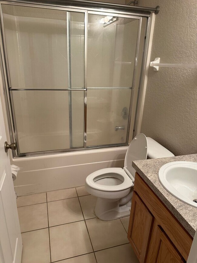 Building Photo - Gorgeous Large 4 Bed / 3 Bath Pool Home in Gated Community Davenport