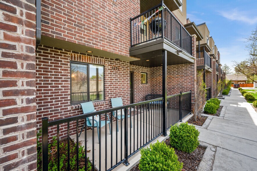 Front Porch - 1421 E Komenda Way