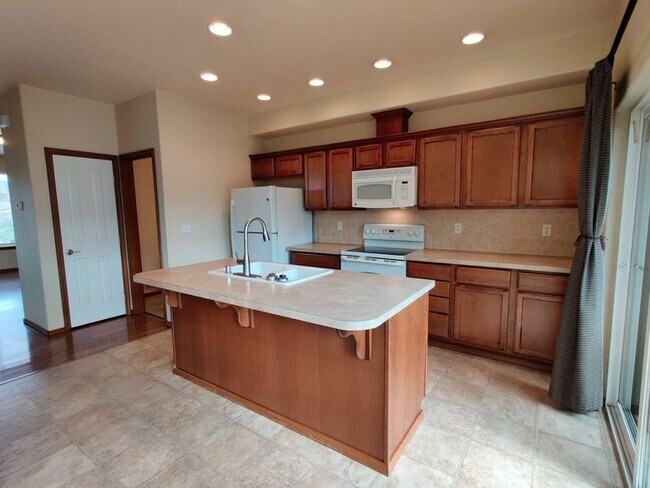 Building Photo - Tumwater Hill Town Home