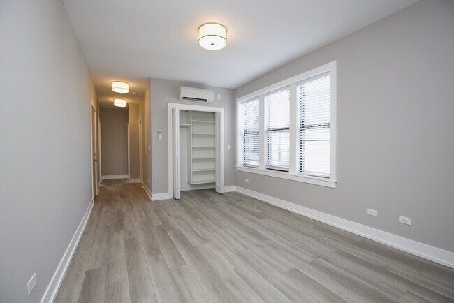 Building Photo - 3946 N Janssen Ave