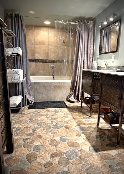 Primary bath w/ jetted tub & shower (staged) - 3311 River Rd