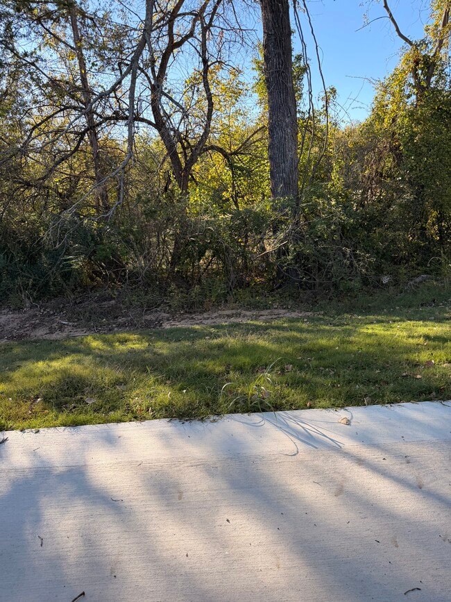 Building Photo - 713 Pemberly