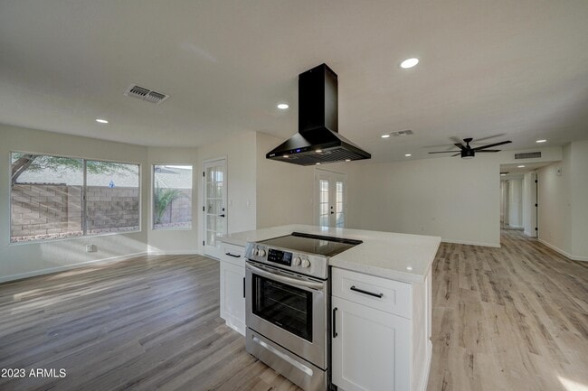 Building Photo - 7113 W Sunnyside Dr