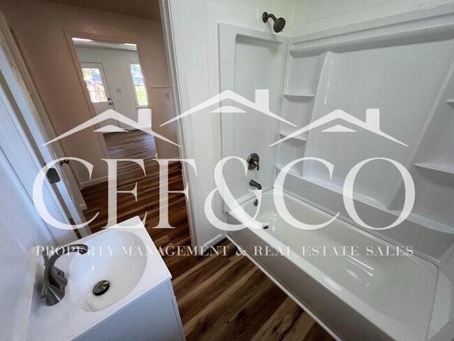 Building Photo - 2 bedroom now available in the City of Spartanburg!