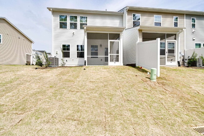 Building Photo - End-unit 3 bedroom townhome with Screened Porch!