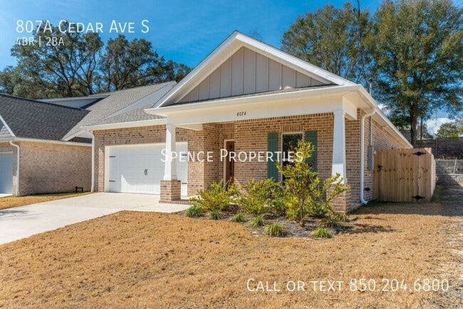 Building Photo - 807A Cedar Ave S