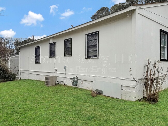 Building Photo - 2642 Santa Monica Dr NW