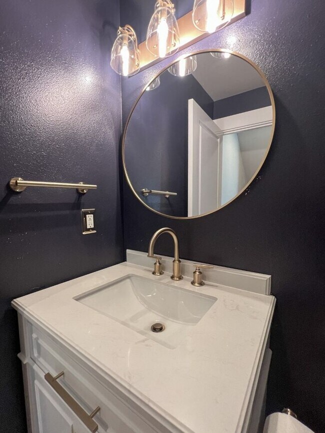 Building Photo - 2Bd/3Ba Seattle Townhouse