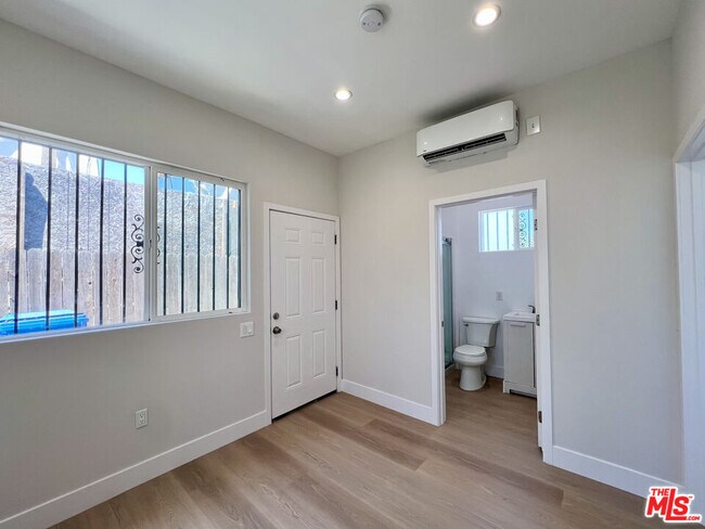 Building Photo - 446 W 88th St