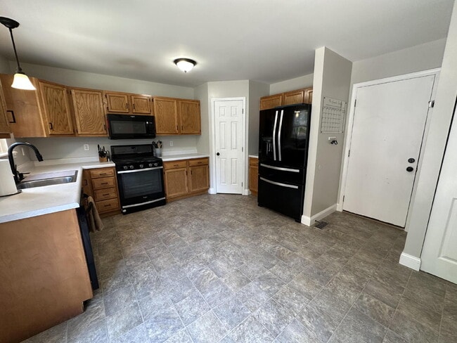 Building Photo - Seckman 3 bedroom 2 story fenced in yard