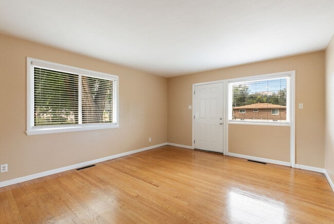 Building Photo - 1411 Custer Ave