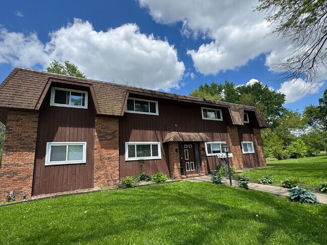 Building Photo - Main-Level 2 Bedroom 1 Bath Apartment Magic You’ll Love Coming Home To!