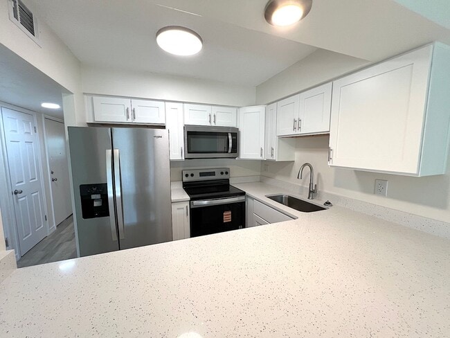 Building Photo - Updated 1 Bed 1 Bath Condo Across A1A from...