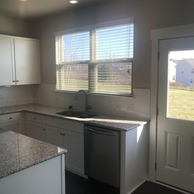 Building Photo - 3037 Commonwealth Dr