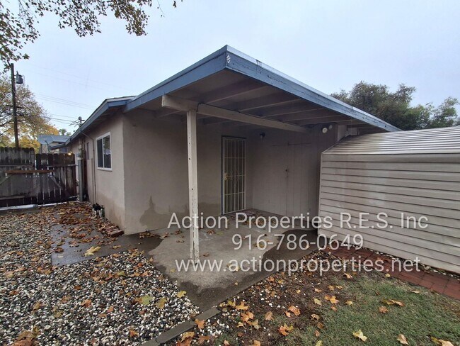Building Photo - Central Roseville -Duplex 1 Bed, 1 Bath Duplex Large Fenced Yard, Gardener Included - No Laundry ...