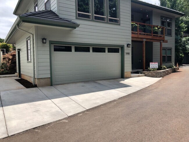 Building Photo - Beautiful Three Bedroom Duplex in South Salem