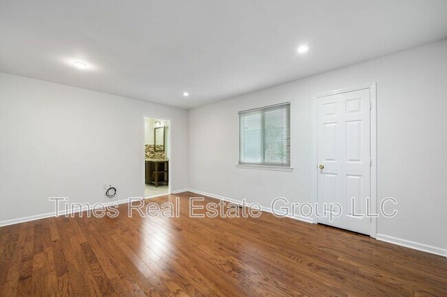 Building Photo - 113 Pinecrest Ln