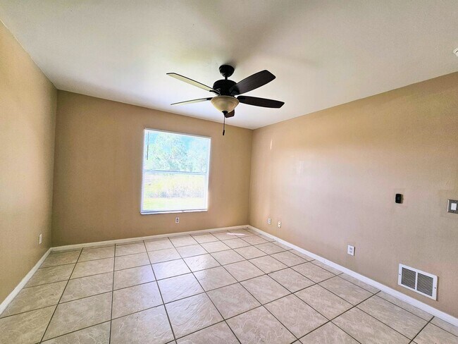Building Photo - Nice 3 Bedroom Duplex in Lehigh Acres