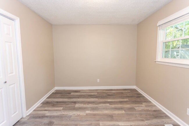 Building Photo - Welcome to this beautiful newly renovated 3-bedroom brick ranch!