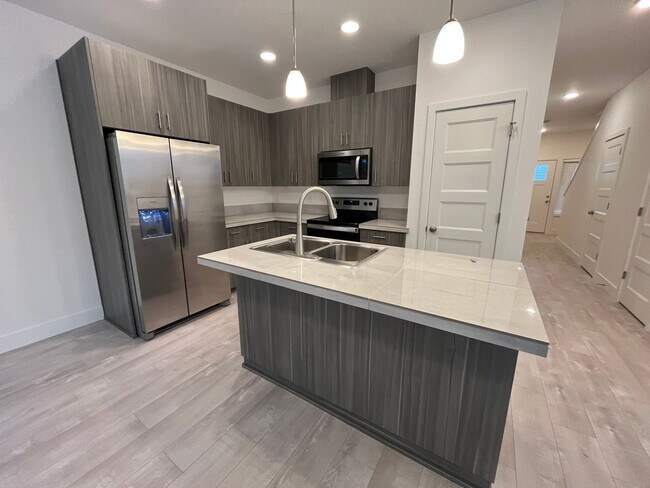 Building Photo - 1550 E 3rd St