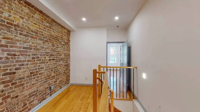 Building Photo - 9-32 Seneca Ave