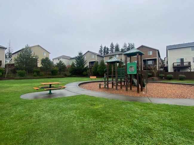 Building Photo - 3 bedroom, 2568 Sqft. home In Federal Way