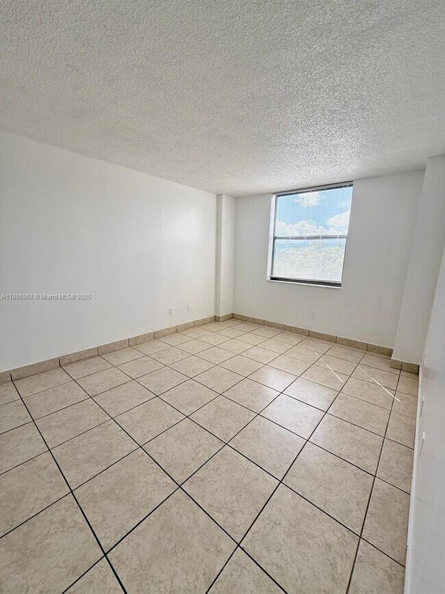 Building Photo - 1470 NE 123rd St