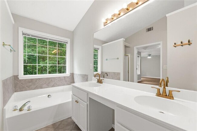 Building Photo - 370 Manor Glen Dr