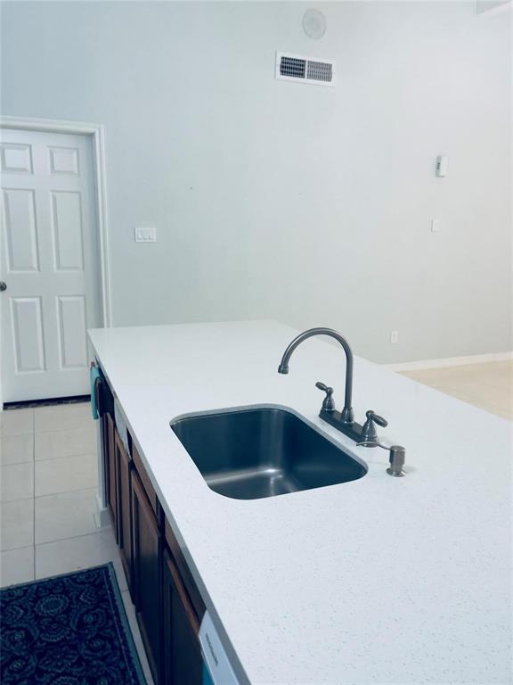 Building Photo - 631 E Country Grove Cir