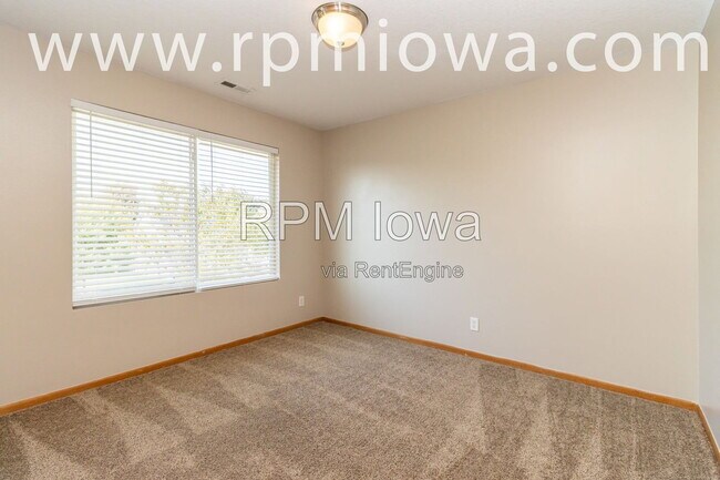 Building Photo - 770 SE Harper Dr