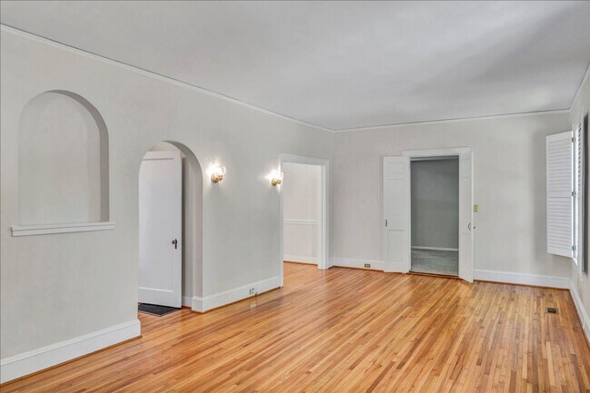Building Photo - 3551 Overlook Ave