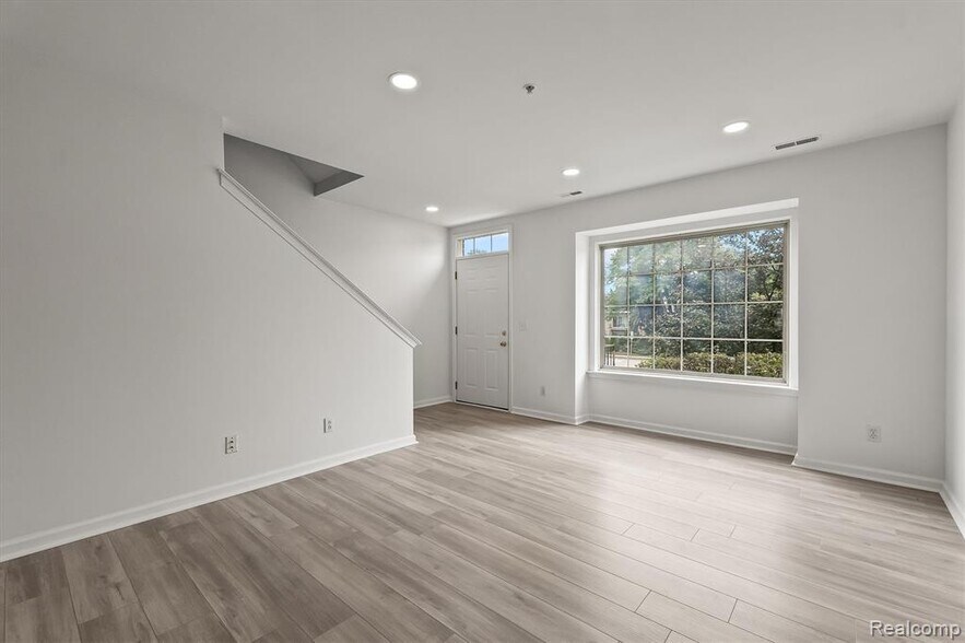 Building Photo - 3094 Camden Dr