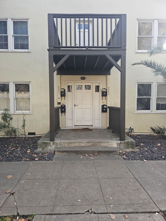 Building Photo - CUTE UPDATED APARTMENT IN DOWNTOWN SACRAMENTO!!