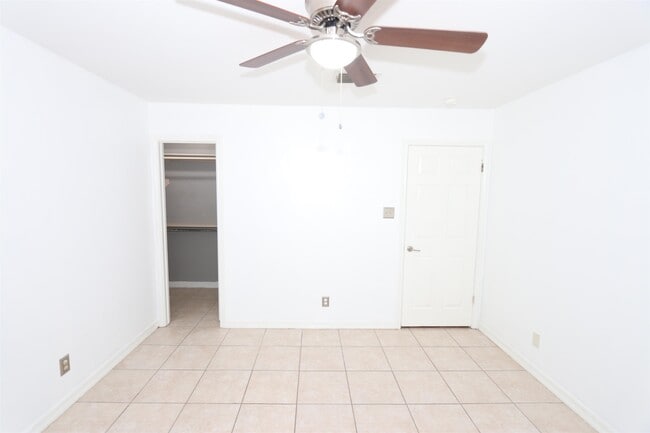 Building Photo - 609 St James Ct